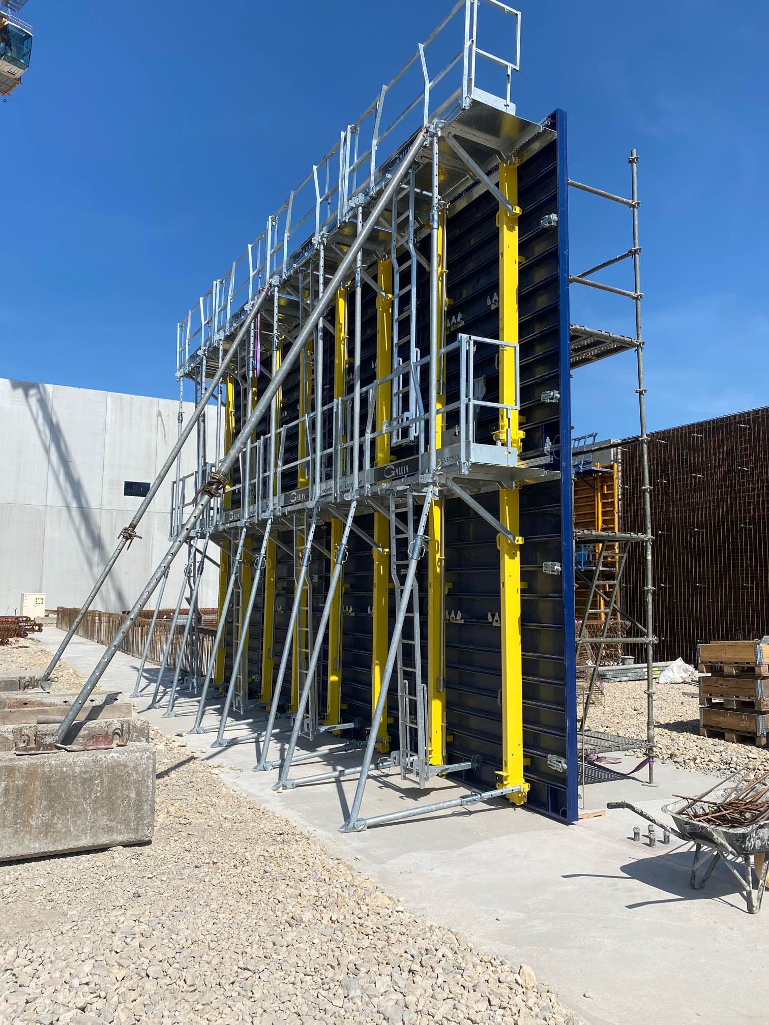 Banches modulaires JeanFour — pose sur chantier ciel bleu
