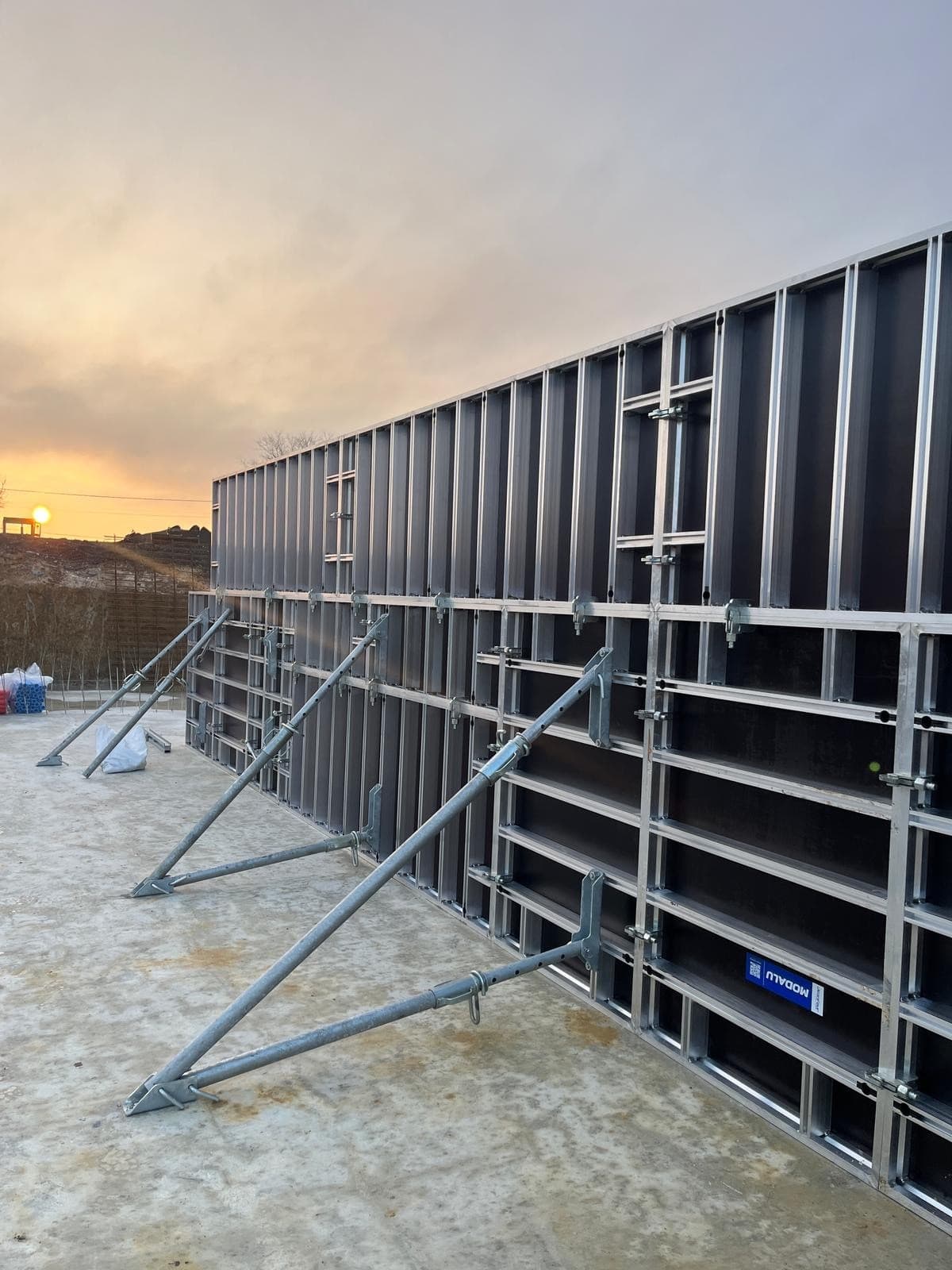 Banches MODALU JeanFour installées sur chantier au coucher de soleil