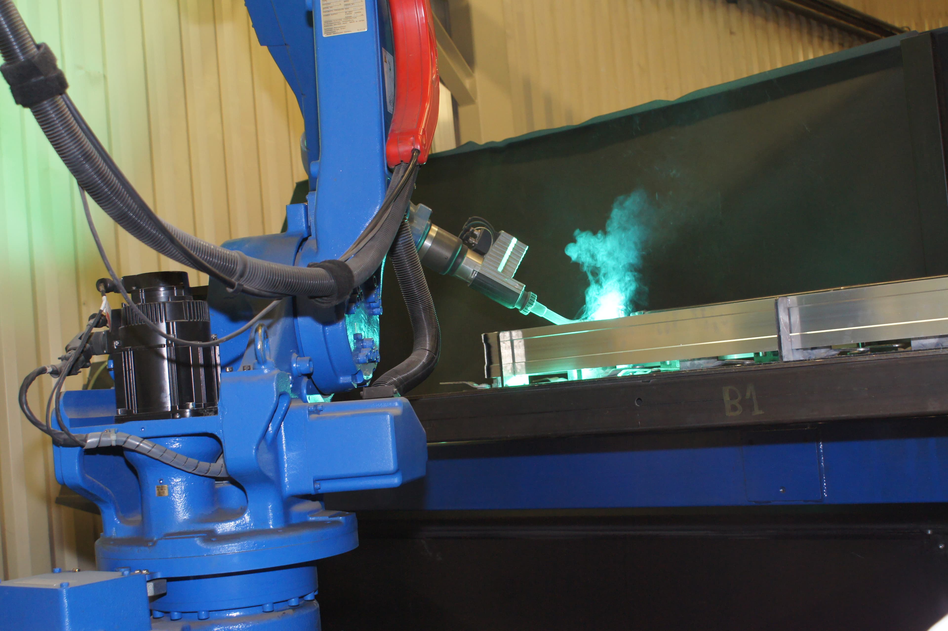 Robot de soudure YASKAWA MOTOMAN dans l'atelier de fabrication JeanFour
